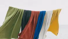 Las toallas de la firma portuguesa Torres Novas, son 100% algodón, ligeras, de colores 'plain', de rayas, de todos los tamaños y para todos los presupuestos. Perfectas para presumir de estilo en la playa o a la piscina y, a la vez, cuidar el medioambiente. Las de la imagen pertenecen a la colección Mar Tranquilo que evoca la serenidad del mar y de las tardes de verano.