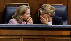 Nadia Calviño y Yolanda Díaz conversan en un pleno del Congreso