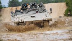 Un tanque Ajax Ares operado en el campo de entrenamientos británico de Bovington Camp, durante la visita del ministro de Defensa, Ben Wallace.