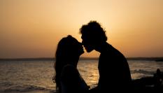 Una pareja besándose en Formentera.