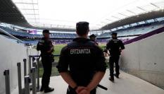 Varios agentes de la Ertzaintza supervisa la seguridad en el Estadio Anoeta.