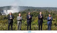De izquierda a derecha los cancilleres, Francisco Bustillo de Uruguay, Mauro Vieira de Brasil, Santiago Cafiero de Argentina, Julio Cesar Arriola de Paraguay y Rogelio Mayta de Bolivia, posan hoy en Puerto Iguazú (Argentina).