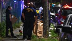 La policía recoge pruebas en el lugar de los hecho.