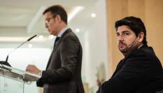 López Miras, mirando durante un discurso de Núñez Feijóo