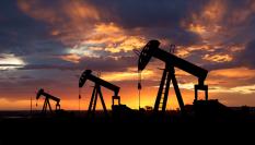 Pozos petrolíferos en una imagen de stock.