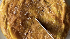 Un fotograma del vídeo de 'The New York Times' con la receta de la tortilla de patatas fritas de bolsa de Ferrán Adrià.