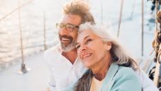 Dos personas mayores, en un viaje