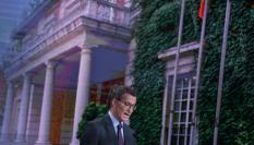 El líder del PP, Alberto Núñez Feijóo, durante la presentación del programa con La Moncloa proyectada de fondo.