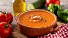 Gazpacho elaborado con los ingredientes tradicionales: tomate, pimiento, pepino y aceite de oliva.