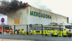 Imágenes del incendio en la nave de Mercadona situada en Ribarroja de Turia (Valencia)