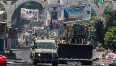Un convoy militar israelí avanza por las calles del campamento de Yenín.