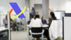 Varias personas acuden a su cita presencial con la Agencia Tributaria para presentar la declaración de la renta.