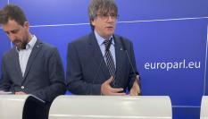 El expresidente catalán Carles Puigdemont, junto con el eurodiputado catalán Antoni Comin durante la rueda de prensa celebrada en la sede del Parlamento Europeo.