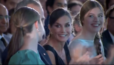 La reina Letizia, dirigiéndose a la princesa Leonor en los premios Princesa de Girona.