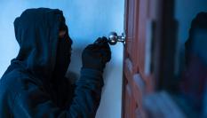 Recreación de la entrada de un ladrón en una vivienda para robar.