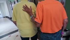 Un paciente con Alzheimer se somete a un test para saber si puede tomar el medicamento que retrasa el alzhéimer.