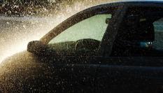 Un coche salpicado por una granizada