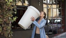 Una mujer bebiendo café.