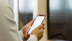 Mujer consultando en el móvil su cuenta bancaria