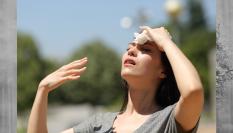 Una mujer intentando refrescarse ante la ola de calor