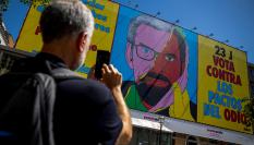 Avaaz desplegará una lona de 400 metros cuadrados con un diseño de la ilustradora Cristina Daura para denunciar los Pactos del Odio que PP y VOX han sellado en la Comunidad Valenciana, Extremadura e Islas Baleares, entre otros territorios.