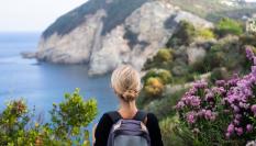 Imagen de una mujer viajando sola