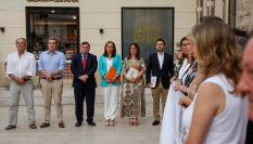 Representantes de Vox, al fondo, separados de la pancarta que denuncia el crimen machista de Antella, en primer término.