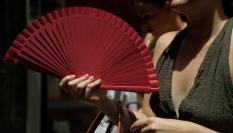Una mujer sostiene un abanico en Palma este 8 de julio.