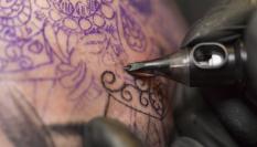 Una persona haciéndose un tatuaje.