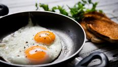 Derribando mitos: freír huevos en la calle, tarea imposible.