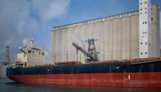 Imagen de archivo de un barco en el puerto de Barcelona