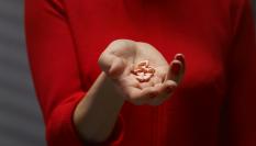 Una persona sostienes unas pastillas en su mano en una imagen ilustrativa.