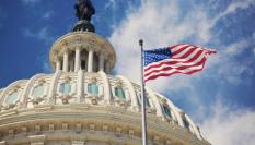 Bandera de Estados Unidos ondeando en el Capitolio