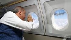 El presidente turco, Recep Tayyip Erdogan, siendo saludado por un piloto turco sobre un caza F-16.