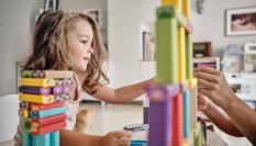 Imagen de archivo de una niña jugando.