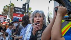 La actriz Jane Fonda participa en la protesta de un piquete de guionista sen junio.