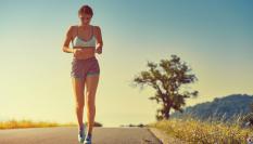 Mujer corriendo bajo el sol