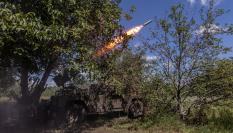 Soldados ucranianos abren fuego con un lanzacohetes montado MLRS RAK-SA-12, en dirección a Bajmut (Donetsk).
