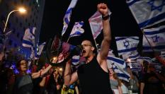 Un manifestante contra la reforma judicial de Israel en la marcha de Tel Aviv