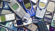 Imagen de archivo de móviles rotos.