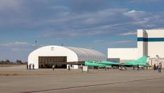 Los técnicos revisan el avión supersónico X-59 mientras se encuentra cerca de la pista, a 19 de junio de 2023