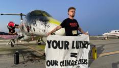 Activistas de Futuro Vegetal realizan una acción reivindicativa pintando un jet en Ibiza.