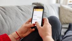 Persona utilizando WhatsApp