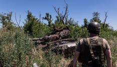 Un soldado ucraniano observa un tanque ruso destruido durante la contraofensiva.