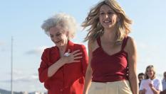 Yolanda Díaz y la actriz Marisa Paredes durante el acto de apertura de campaña de Sumar en A Coruña.