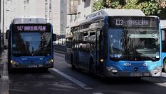 Dos autobuses de las líneas 147 y 133 de la Empresa Municipal de Transportes de Madrid (EMT), en una imagen de archivo