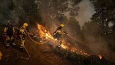 Efectivos que luchan contra el incendio de La Palma en la zona de Tijarafe.