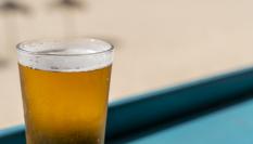 Imagen de archivo de una cerveza en un chiringuito de playa.