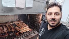Juanjo Gondar posa junto a la parrilla de su restaurante