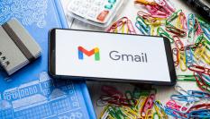 Imagen de un móvil con el logo de Gmail